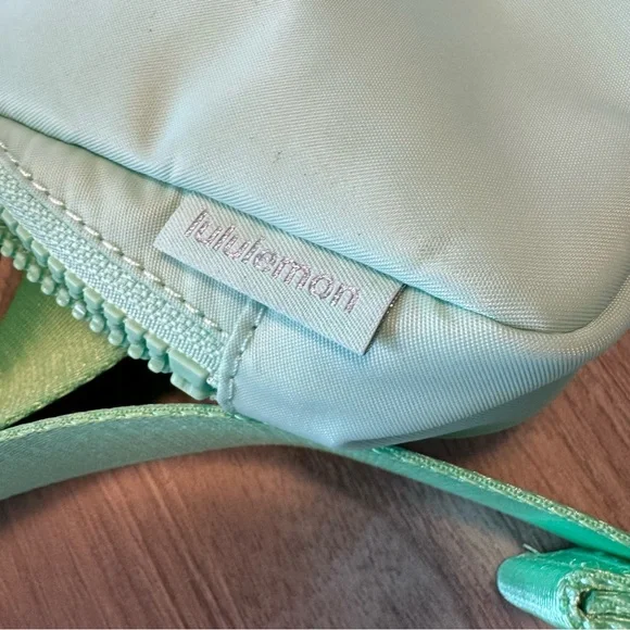 NWT Lululemon Light Green Everywhere Crossbody Bag - Picture 3 of 8